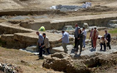 Las Delegadas del Gobierno Andaluz en Granada y  de Agricultura, Pesca y Medio Ambiente junto con el Presidente del GDR de   Guadix visitan las obras de restauración del Teatro Romano de Guadix