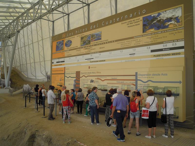 Las asociaciones de mujeres de la comarca de Guadix visitan la Estación Paleontológica del Valle del Río Fardes en Fonelas