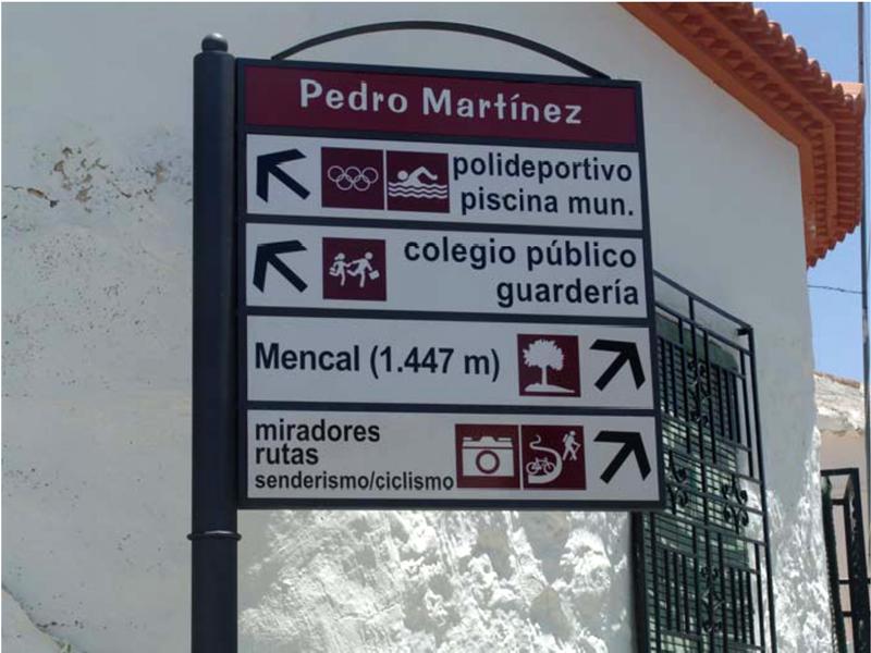 Nueva señalética en Pedro Martínez gracias al GDR de Guadix