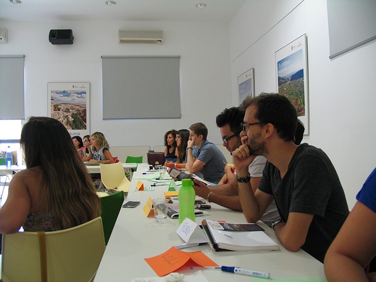 Juventud y mujeres participan de forma muy activa en la mesas temáticas sobre “Igualdad entre mujeres y hombres” y “Juventud” celebradas en el GDR de Guadix